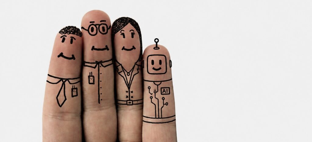 Vier Finger mit aufgemalten Gesichtern stellen drei lächelnde Mitarbeitende im Business-Outfit und einen KI-Roboter dar als Symbol für die Zusammenarbeit von Mensch und künstlicher Intelligenz.