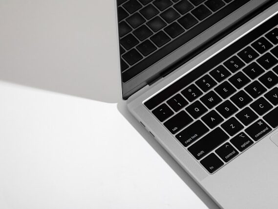 Detailaufnahme eines grauen Macbooks