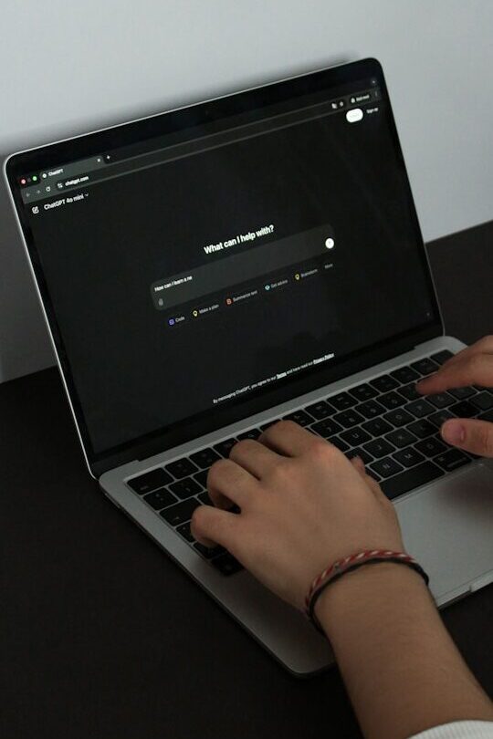 Ein Mensch kommuniziert am Laptop mit ChatGPT.