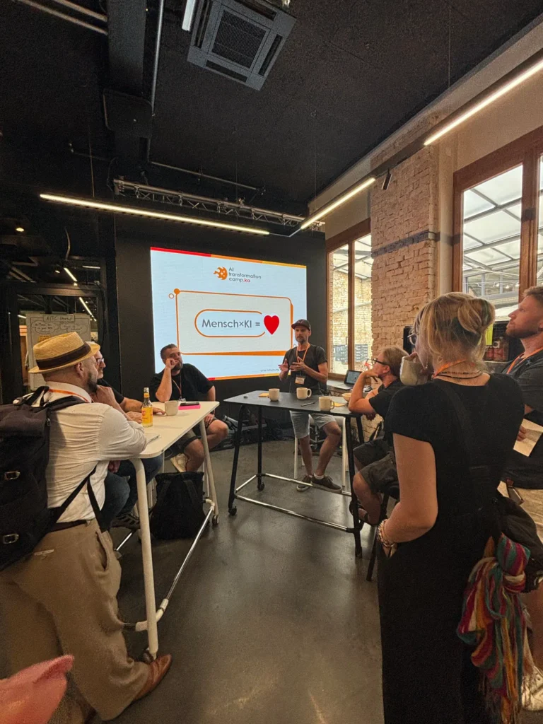 Eine Gruppe steht bei einer Barcamp-Session zum Thema "Lokale KI" beim AI Transformation Camp.