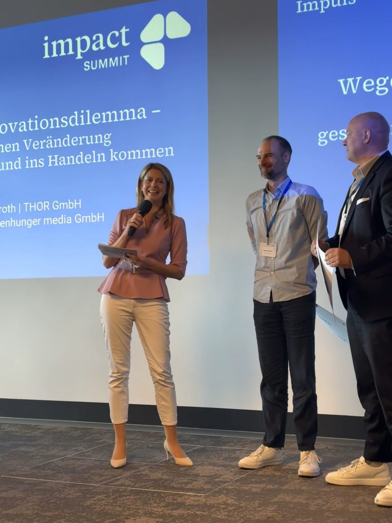 Moderatorin Sara Bildau moderiert Benjamin und Martin an